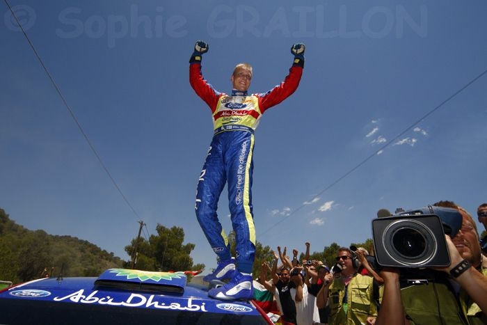 Mikko Hirvonen Vainqueur Acropolis Rally 2009.jpg